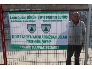63 yaşındaki fanatik taraftar tek başına takımını destekledi
