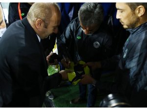 Fenerbahçe taraftarından Aykut Kocaman’a çiçek