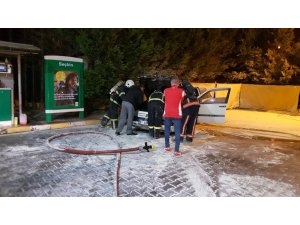 Benzin istasyonunda faciadan dönüldü... Akaryakıt alan otomobil alev aldı