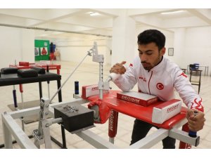 Bilek güreşinde bir numara olmak istiyor