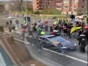 Norveç’te PKK yandaşları Türk aileye saldırdı