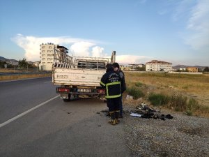 Seyir halindeki kamyonette yangın