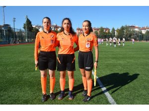 Isparta’daki erkek futbol maçını 3 kadın hakem yönetti