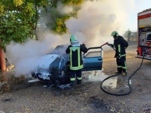 Park halindeki otomobil yanarak kullanılamaz hale geldi