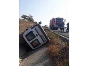 Denizli’de araç refüje devrildi: 2 yaralı