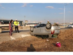 Takla atan otomobilden burunları bile kanamadan çıktılar