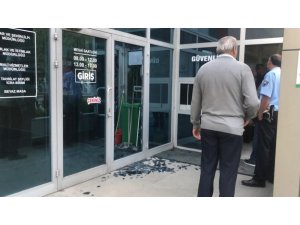 Belediyenin camını kırdı, güvenlikçiyi darp edip kaçtı