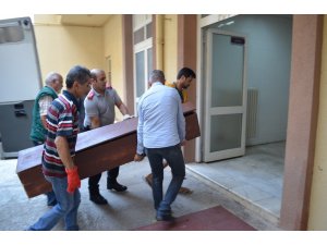 Boşanma aşamasındaki eşini sonra kendini vurdu