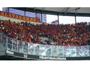 Galatasaray taraftarları, takımını deplasmanda yalnız bırakmadı