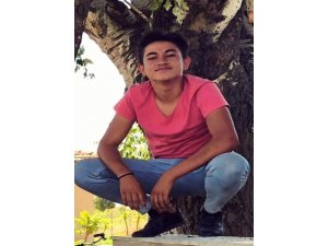 Otomobilin çarptığı 17 yaşındaki genç hayatını kaybetti