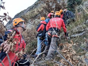 Uludağ’da nefes kesen köpek kurtarma operasyonu