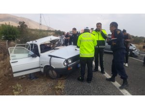 İki otomobil çarpıştı: 1 ölü, 3 yaralı