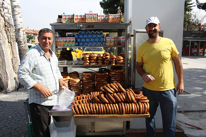 Simitçi baba ve oğulun hastane önünde "ekmek" mesaisi