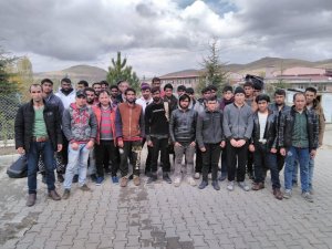 Polisin durdurduğu minibüste 31 kaçak göçmen yakalandı