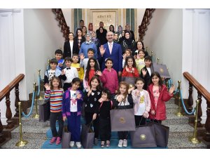 Adalet Bakanı Gül uçakta karşılaştığı öğrencileri makamında ağırladı