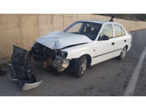 Kontrolden çıkan otomobil beton duvara çarptı: 2 yaralı