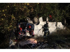 TEM Otoyolu’nda minibüs bariyerleri aşıp şarampole yuvarlandı: 1 yaralı