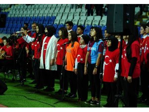 Başakşehir-Trabzonspor maçında İstiklal Marşı öğrencilerden