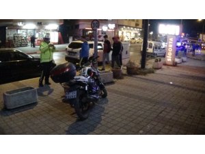 Otomobiline çarpan motosiklet sürücüsünü darp edip kaçtı