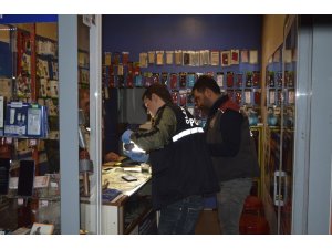 Vitrindeki cep telefonunu çalarak kayıplara karıştı