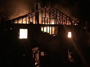Kastamonu’da iki katlı ahşap ev yangında küle döndü