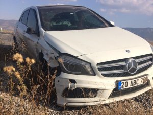 Denizli’de 2 otomobil çarpıştı, karı koca yaralandı