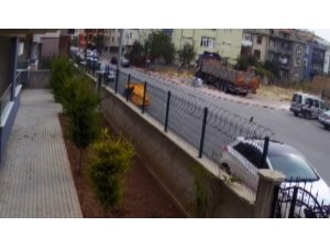 Apartmanın demir kapısını söküp götürdü