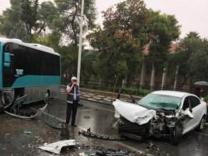 Ters yöne giren otomobil halk otobüsüyle çarpıştı