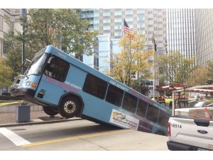 ABD’de yolcu otobüsü çukura düştü