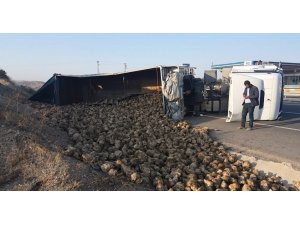 Tır devrildi, dorsedeki ürünler su kanalına saçıldı: 1 yaralı