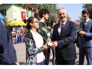 Isparta’da Cumhuriyet Kupası’nda derece alan okullar ödüllendirildi