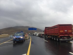 Freni patlayan vinç yan yattı, trafik felç oldu