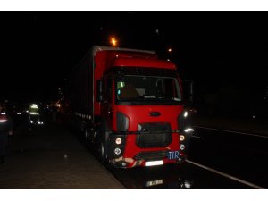 TIR, duraktaki midibüse çarptı: 1 yaralı