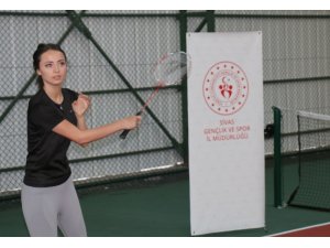 Badminton öğreniyorlar