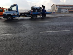 Tırın çarptığı otomobil 2’ye bölündü: 1 ölü