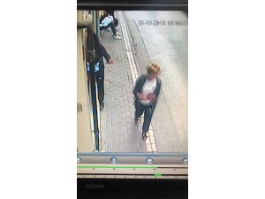 Bu kadarına da pes...Herkesin gözü önünde çikolatayı aldı gitti