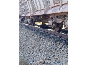 Tren hemzemin geçitte tıra çarptı: 1 ölü