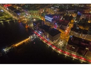 İzmir'de 350 metre uzunluğunda Türk bayrağı açıldı