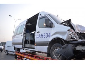 Basın Ekspres Yolunda servis aracı otomobile çarptı: 1 ağır yaralı