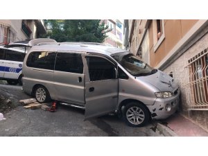 Beyoğlu’nda binaya çarpan minibüs vatandaşları korkuttu