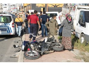 Otomobil ile çarpışan motosiklet sürücüsü yaralandı