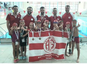 Cumhuriyet için yüzdüler