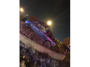 Polisten kaçan araç devrildi, 2 kişi ağır yaralandı