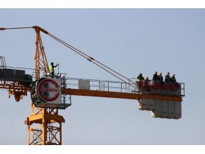 İşçilerden vinç tepesinde maaş eylemi