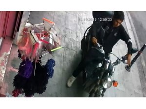 Güpegündüz elektrikli motosiklet hırsızlığı kamerada