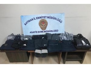 Poşet içerisine düzenek yerleştirip 15 bin liralık kıyafet çaldılar