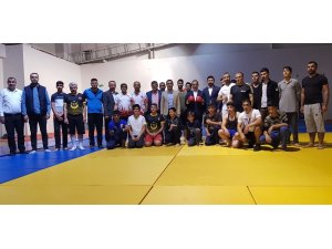 Başkan Dağtekin Avrupa’da derece yapan sporcularla bir araya geldi