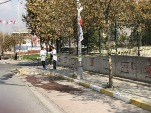 Asılan bayrakları indirmek için vince çıkan işçinin acı sonu