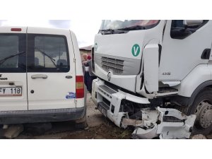 Kırmızı ışık ihlali yapan tır otomobile çarptı: 4 yaralı