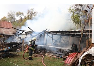 Bolu’da yanan ahır ve odunluk küle döndü